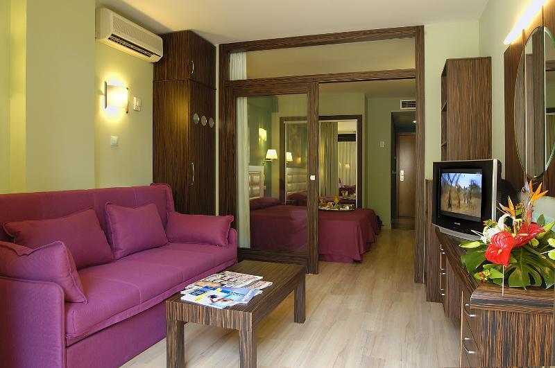 Evenia Olympic Suites Lloret de Mar Exterior photo